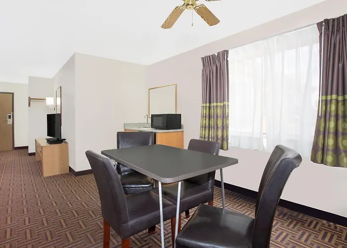 Super 8 By Wyndham Bloomfield