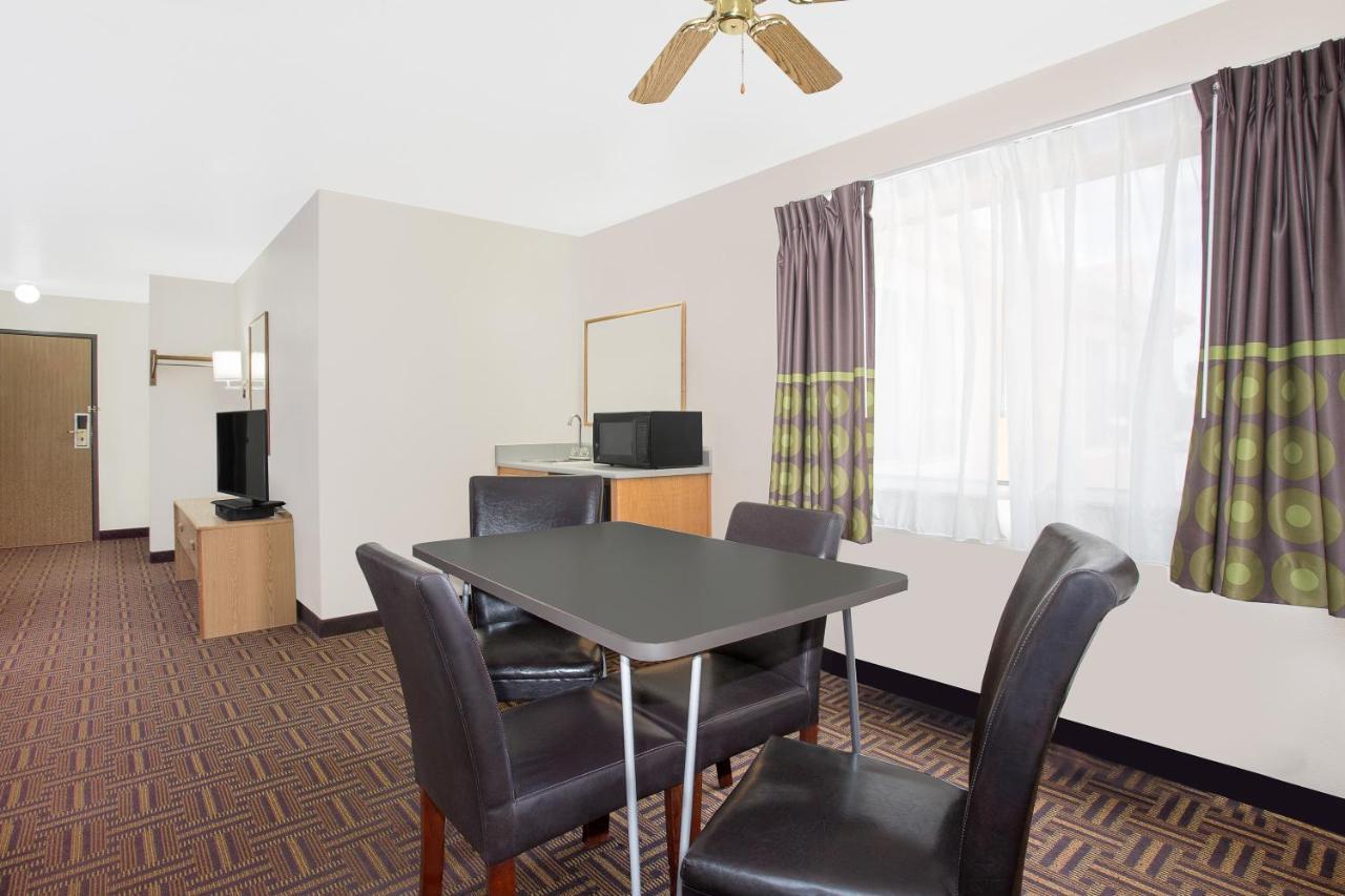 Super 8 By Wyndham Hotel 2*
